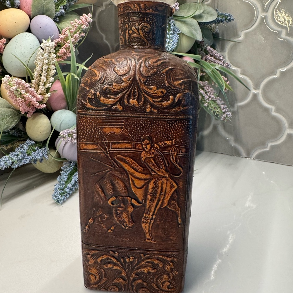 Vintage Miguel De Cervantes leather embossed decanter - Picture 3 of 6